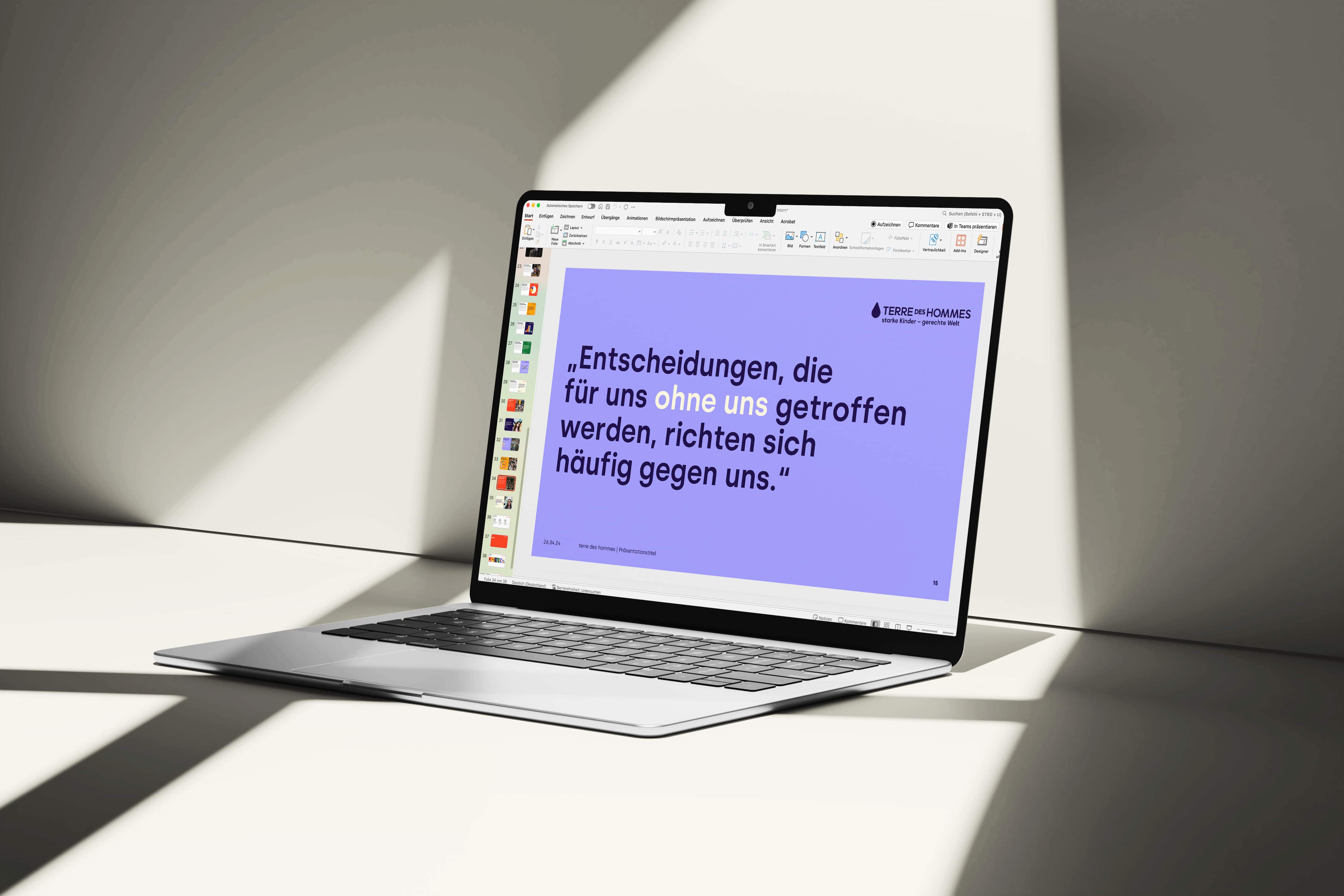 Ein Laptop zeigt eine Präsentation mit dem Zitat: „Entscheidungen, die für uns ohne uns getroffen werden, richten sich häufig gegen uns.“