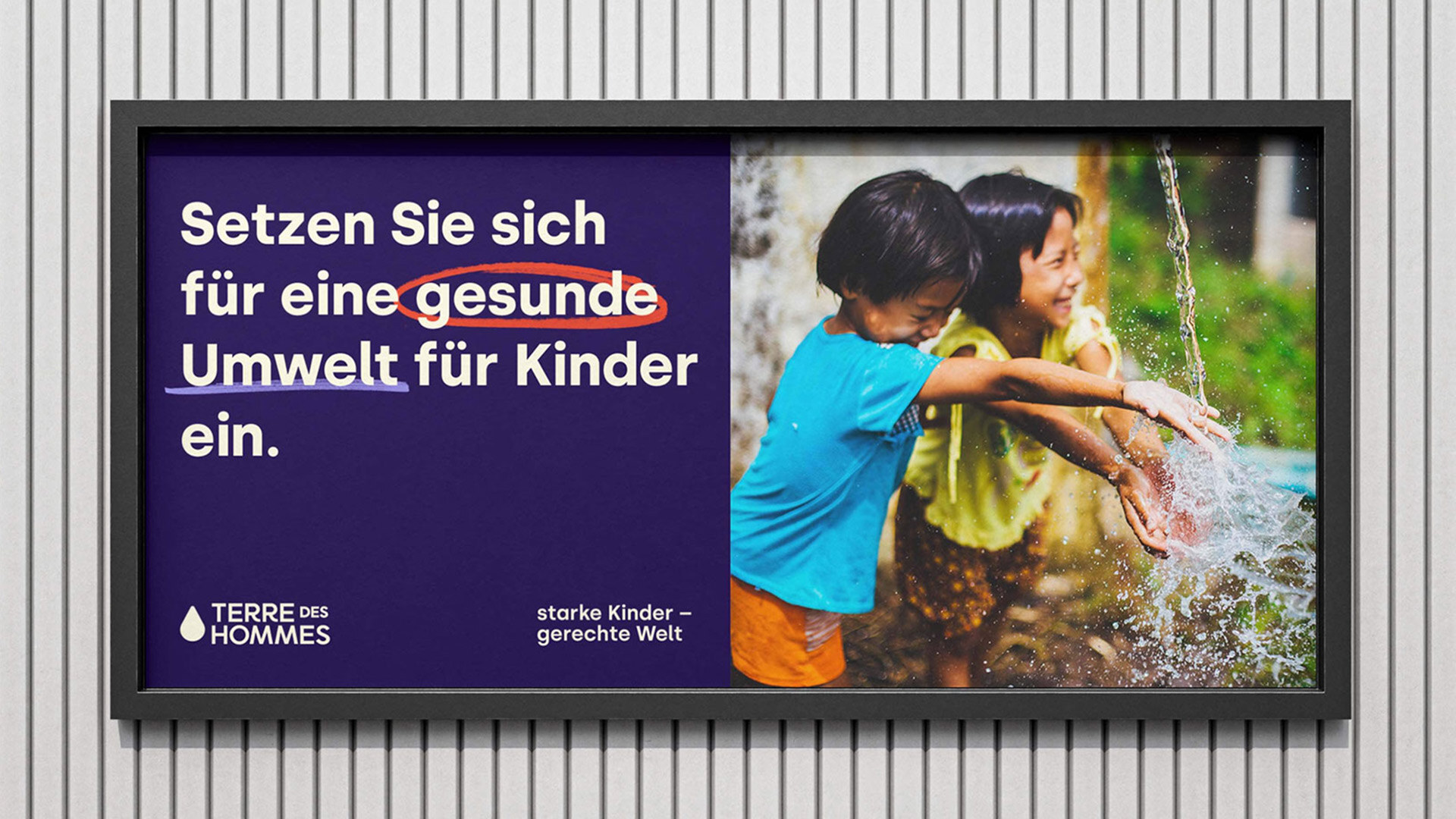 Das Bild zeigt zwei lachende Kinder, die mit Wasser spielen. Daneben steht der Text: 